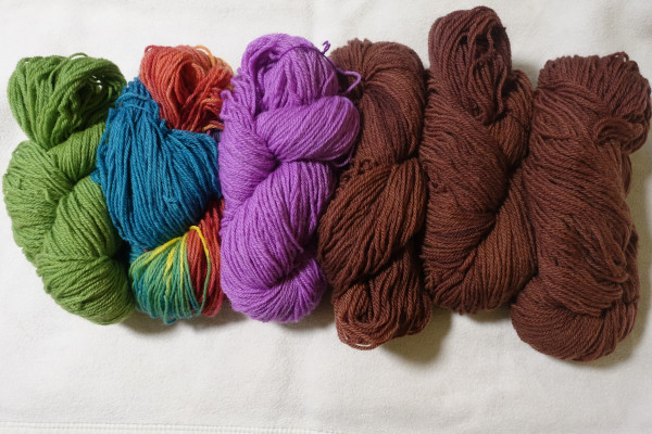 Schafwollgarn Lammwolle pflanzengefärbt Restepaket 600g