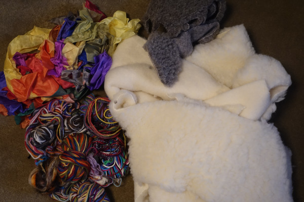 Bastelpaket Seidenreste + Strickgarne + Schafwollplüsch pflanzengefärbt