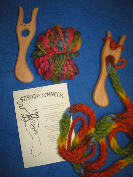 Strickgabel "Strickschneck" mit Regenbogenwolle pflanzengefärbt